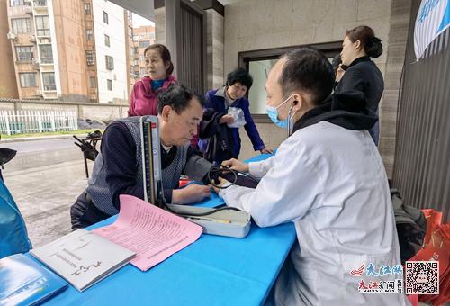 潯陽(yáng)區(qū)甘棠街道 社區(qū)物業(yè)手牽手 便民服務(wù)心連心 —— 健康咨詢暖人心！