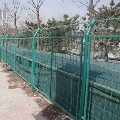 圈地護欄網 鍍鋅絲浸塑圍墻網的應用與內蒙古圍場網及勾花網的特點